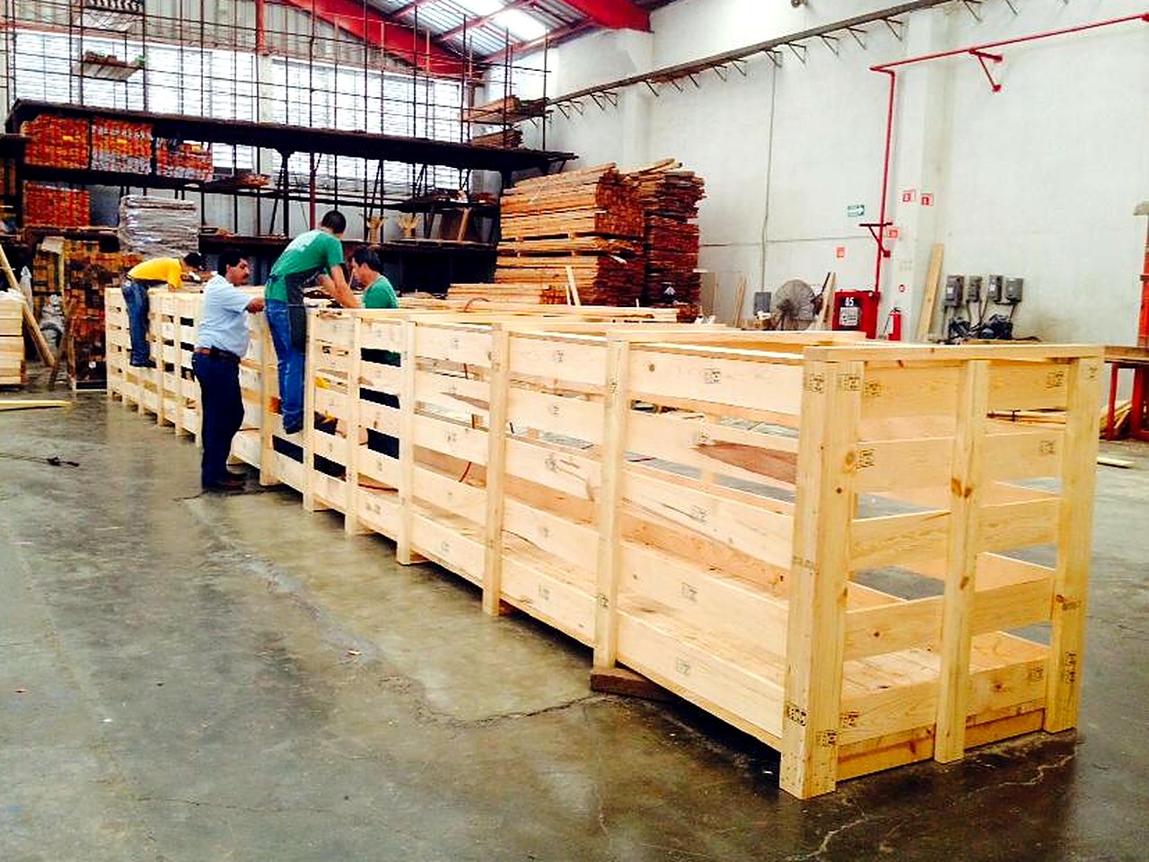 Huacales de madera de gran tamaño fabricados en nuestra planta en Monterrey