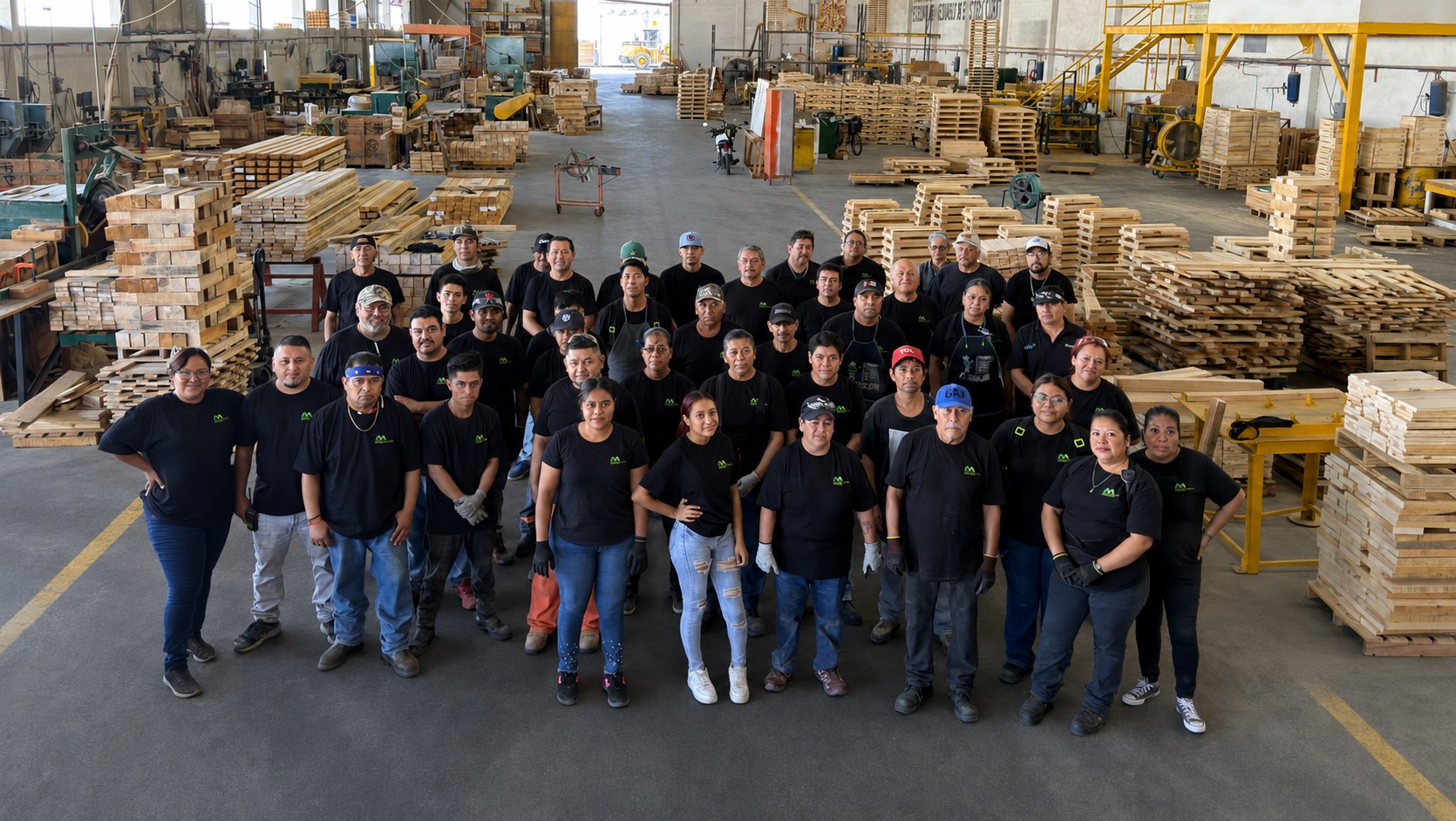 Personal de Maderas y Metálicos Monterrey en planta