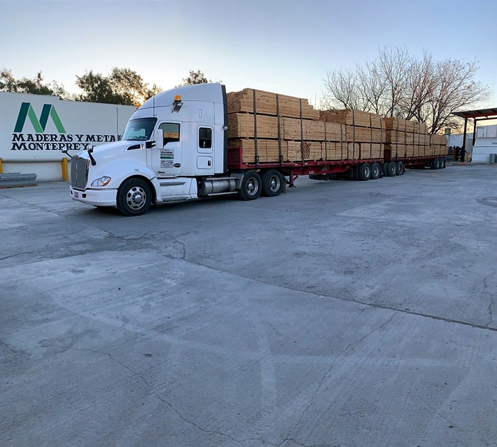 Tráiler de Maderas y Metálicos Monterrey para transporte de producto